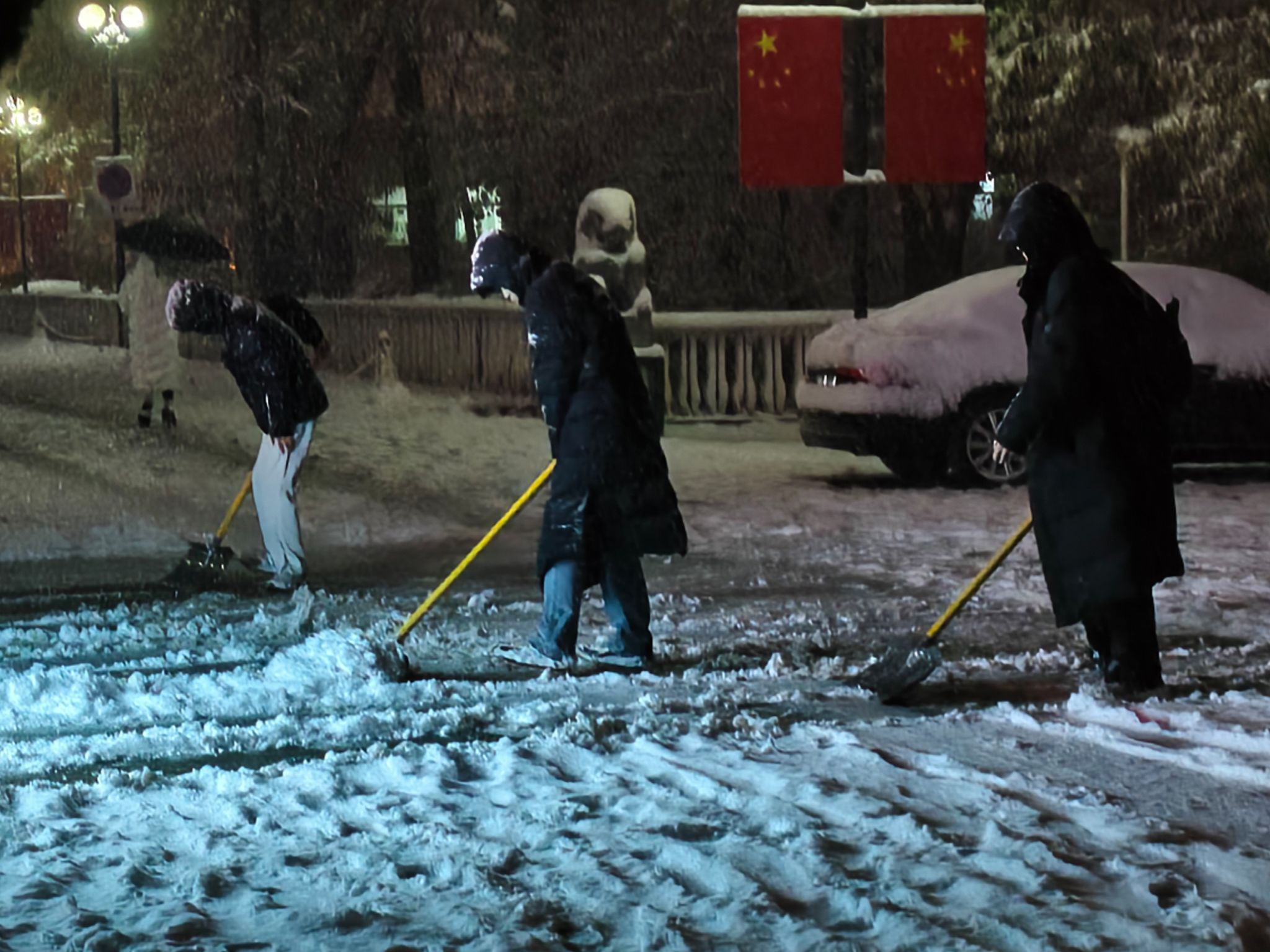 我院学生开展义务扫雪除冰行动